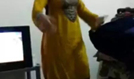 سکسی رزی شعله رقص با بلوز خود را پایین و نشان می دهد فیلم بکن بکن خفن نونوجوانان خود را